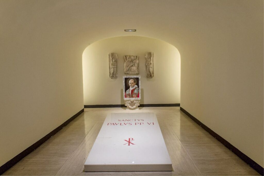 Tumba de Pablo VI (Giovanni Battista Montini) en las Grutas Vaticanas, una losa de piedra en el suelo.