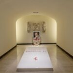 Tumba de Pablo VI (Giovanni Battista Montini) en las Grutas Vaticanas, una losa de piedra en el suelo.