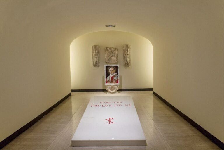 Tumba de Pablo VI (Giovanni Battista Montini) en las Grutas Vaticanas, una losa de piedra en el suelo.