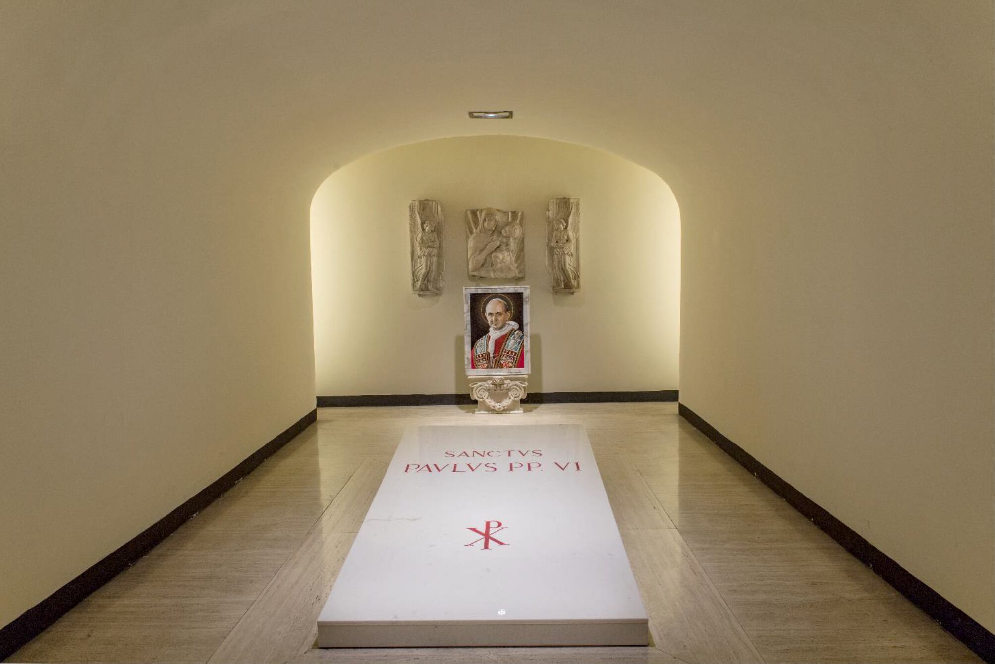 Tumba de Pablo VI (Giovanni Battista Montini) en las Grutas Vaticanas, una losa de piedra en el suelo.