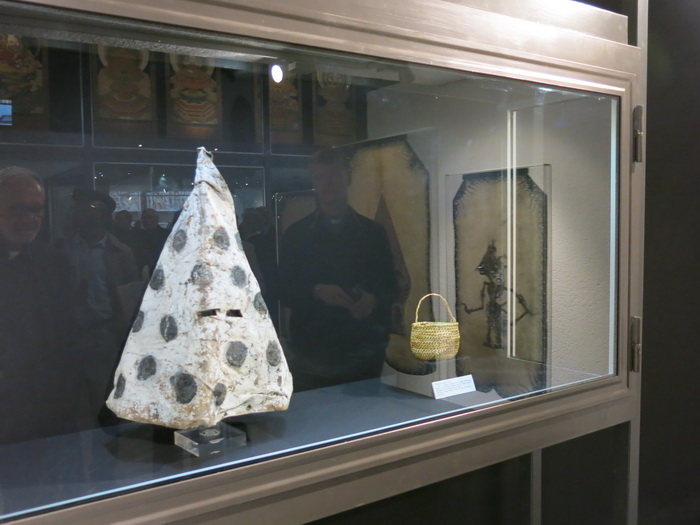 Máscara yahgan y cesto, en el Museo Etnológico Vaticano