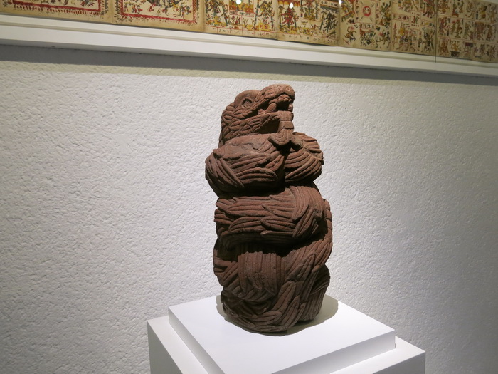 Ídolo de Quetzalcóatl con el Códice Borgia al fondo (Museo Etnológico «Anima Mundi» del Vaticano)