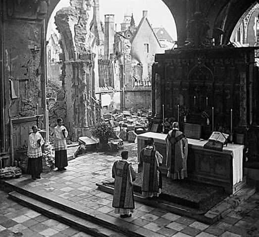 Santa Misa tradicional celebrada entre las ruinas de un templo