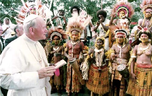 Juan Pablo II en la misa de Papúa Nueva Guinea (1984)