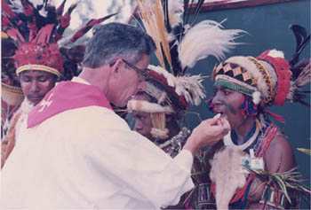 Comunión durante la misa (Papúa Nueva Guinea, 1984)