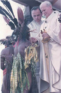 Comunión durante la misa (Papúa Nueva Guinea, 1984)