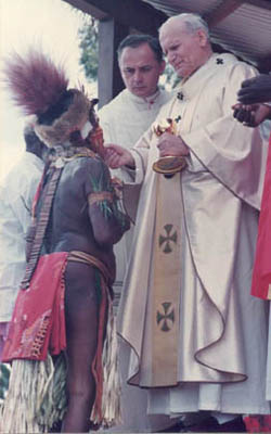 Comunión durante la misa (Papúa Nueva Guinea, 1984)