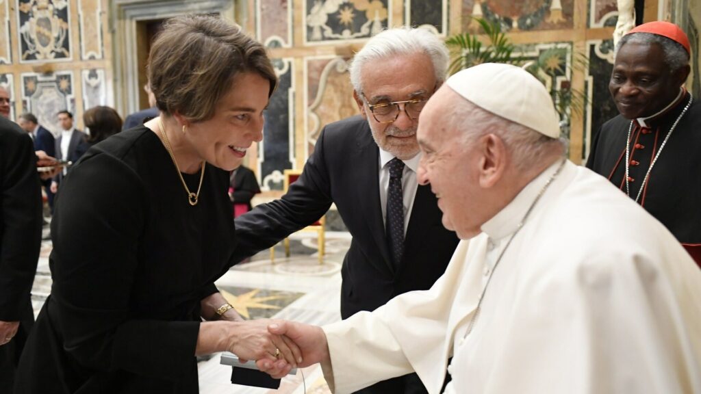 Maura Healey saluda a Bergoglio en la Sala Clementina, 16 de mayo de 2024, al término de la cumbre de las Academias Pontificias de Ciencias y Ciencias Sociales.